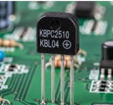 Origen de los armónicos: Imagen de un chip rectificador de voltaje